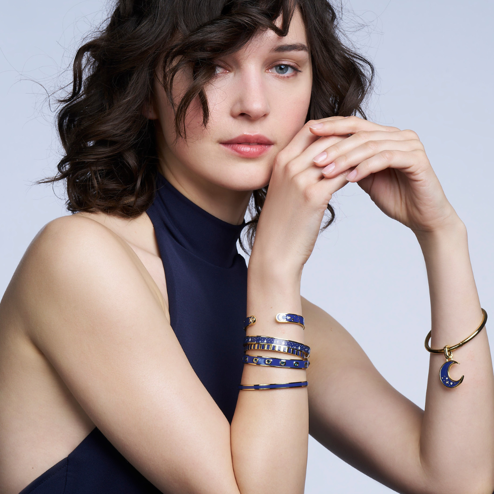 Beige mastic, prune et bleu navy : les couleurs incontournables de la saison