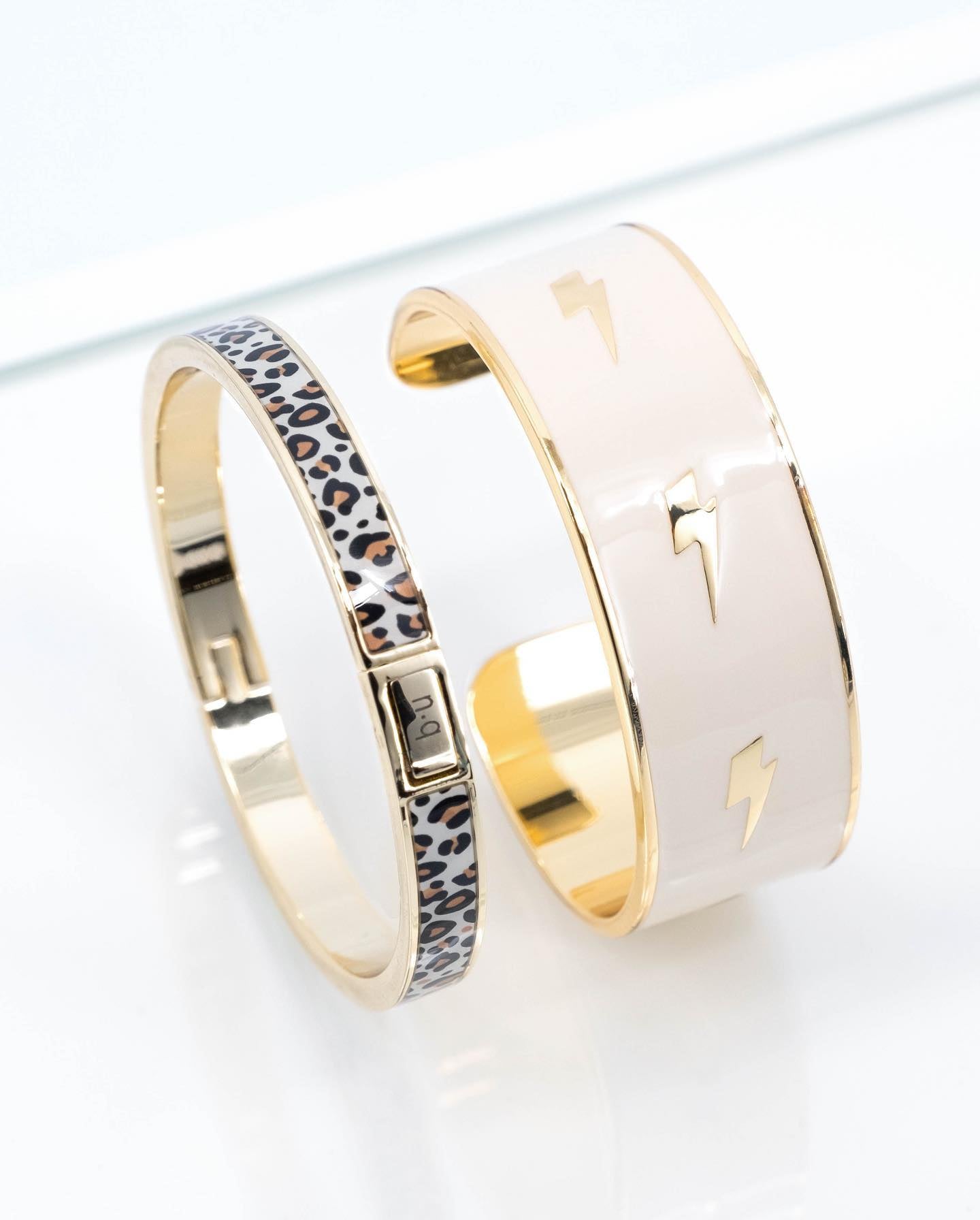 https://www.instagram.com/p/Cz17fAUIO0D/[SHARP-CAPTION]Chez Bangle-Up, on ose mixer les formes et les imprimés ! ✨

Notre Ziggy peut aussi s’accompagner de notre bracelet bangle blanc sable 🤍

Et pour plus d’idées d’accumulation, rendez-vous en ligne ! 

#bangleupparis #frenchjewelry #jewelry #bracelet #newprint #gift #giftideas