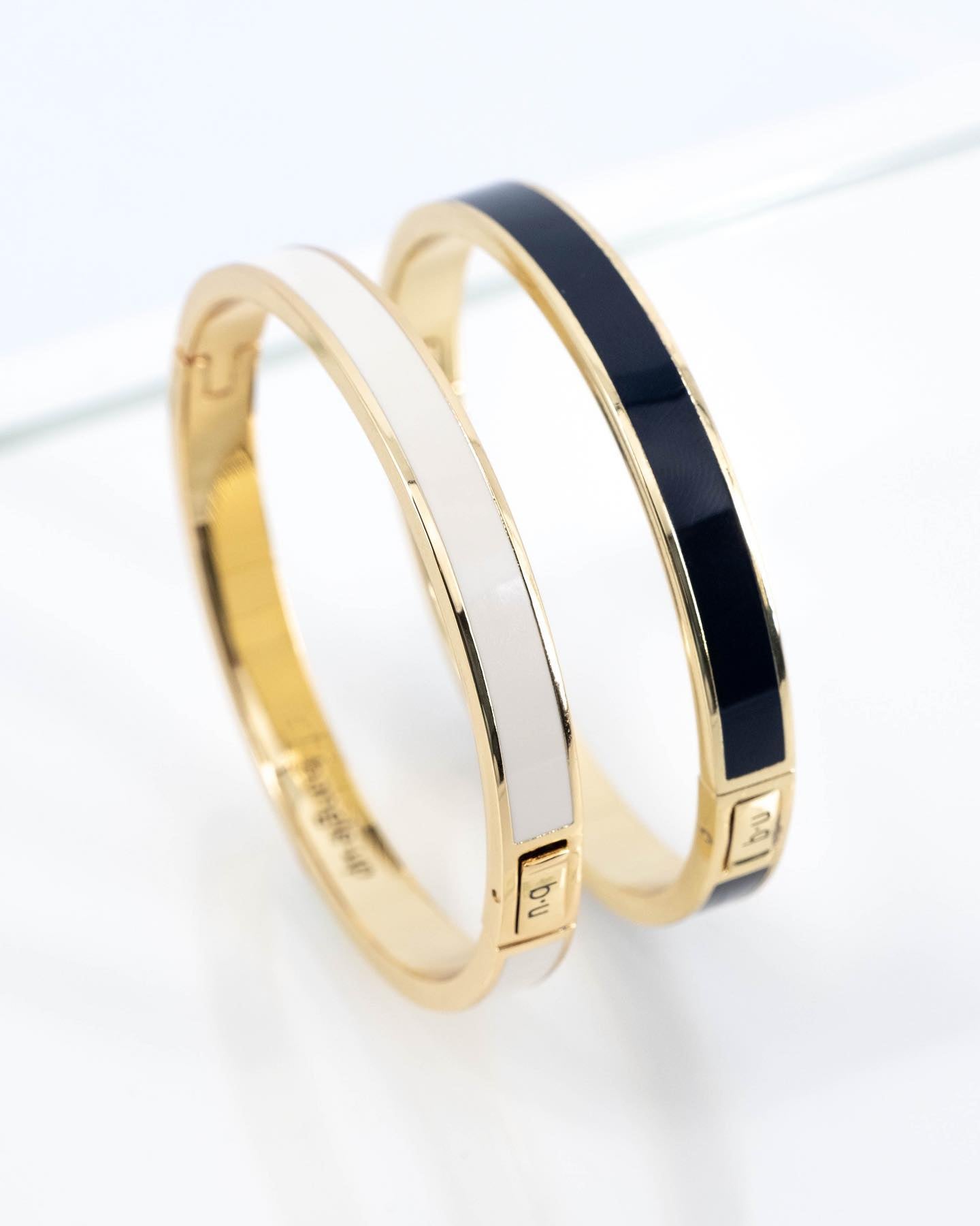 https://www.instagram.com/p/CzX80w3oMNf/[SHARP-CAPTION]What is your favorite color : white or blue ? 

Notre bracelet bangle est disponible également dans d’autres couleurs sur notre eshop. 

#bangleupparis #bracelet #frenchjewelry #jewelry #accessories #gift #women